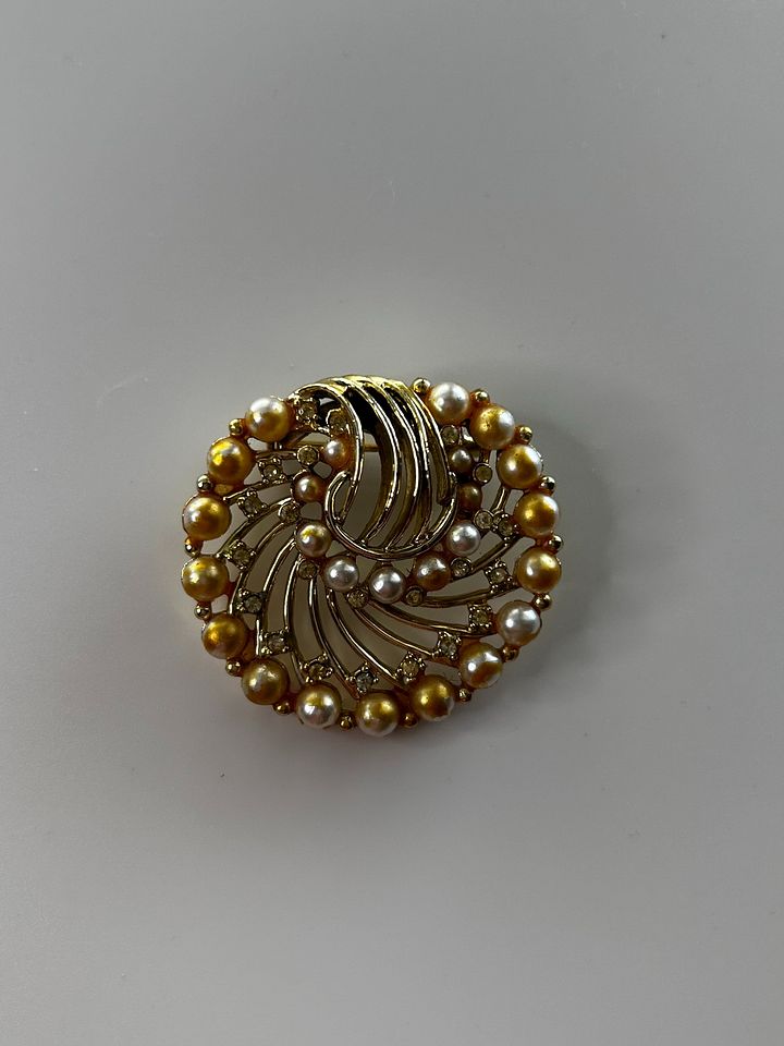 Vintage Gold Tone Faux Pearl Swirl Circle Brooch product image (1)