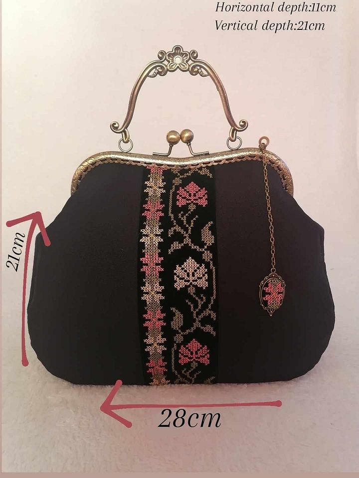 Traditional vintage-style handbag product image (1)