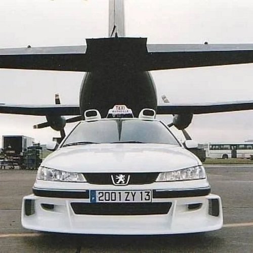 In the streets of Marseille, one modified white Peugeot 406 made movie history. It looked like a regular taxi — until it tran...