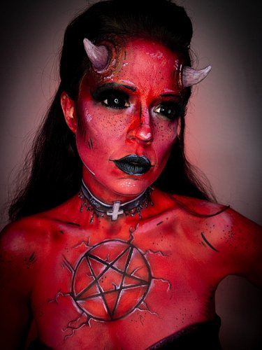 Day 4 😈❤️ The Devil 
#31daysofhalloween #31daysofmehronhalloween 

Another classic Halloween costume, with a lot of red paint...
