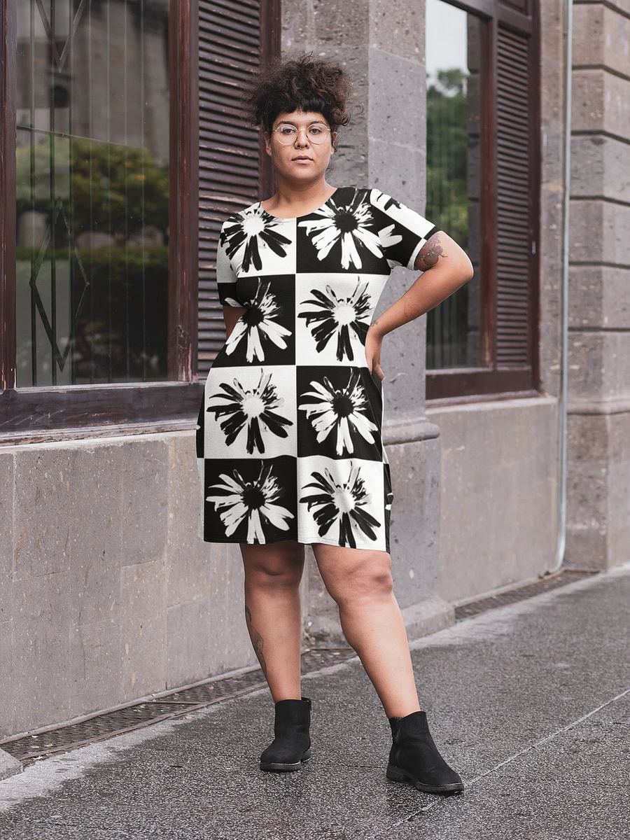Abstract Black and White Daisy Flowers Ladies T Shirt Dress product image (4)