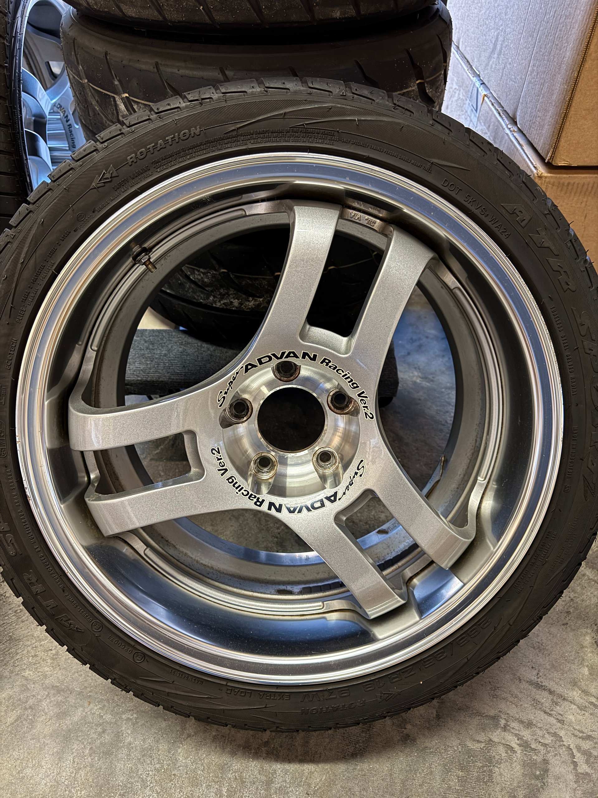 Yokohama Super Advan SA3R V2 - 18x9 +24 - Used product image (11)