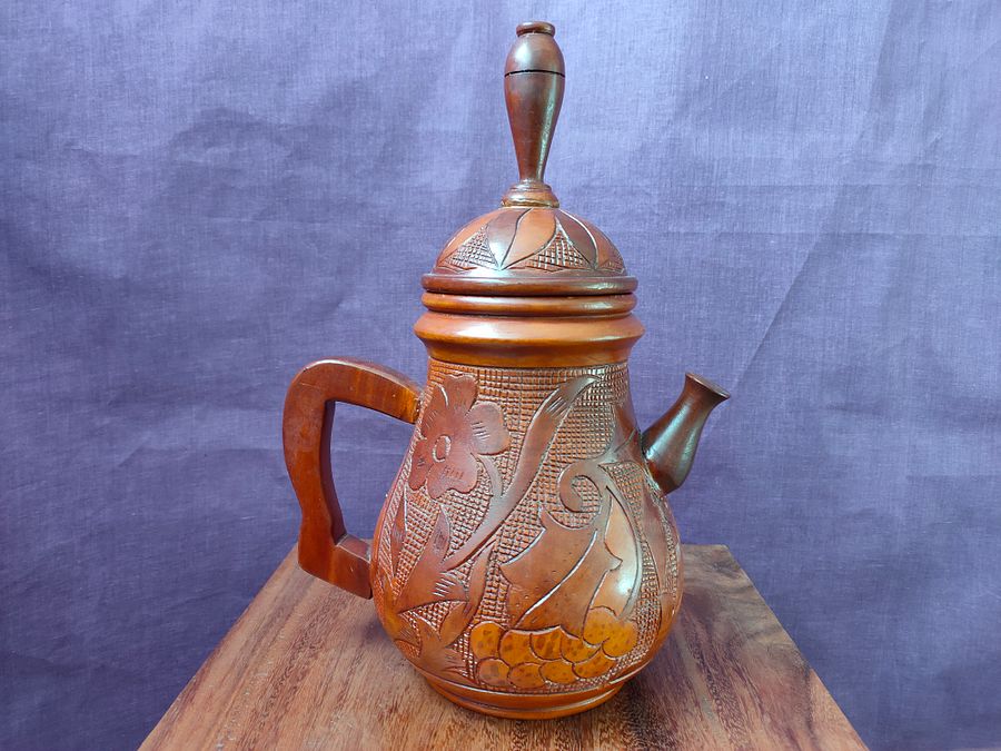 Bule grande madeira com relevo de flores e frutos. Decoração boho única product image (8)