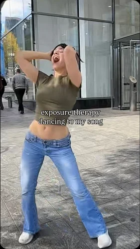 POV: It’s 2003 and you just learned the dance from MTV. 💿💋
New choreography for my Y2K-inspired track we’re bringing back pop...