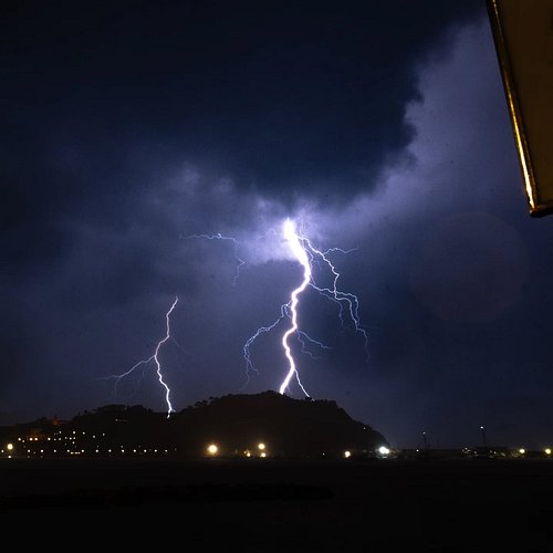 J’étais v’nu chercher un peu d’trombes, j’aurais vu que’ques tubas, mais surtout, j’étais ben placé c’te nuit-là pour pogner ...