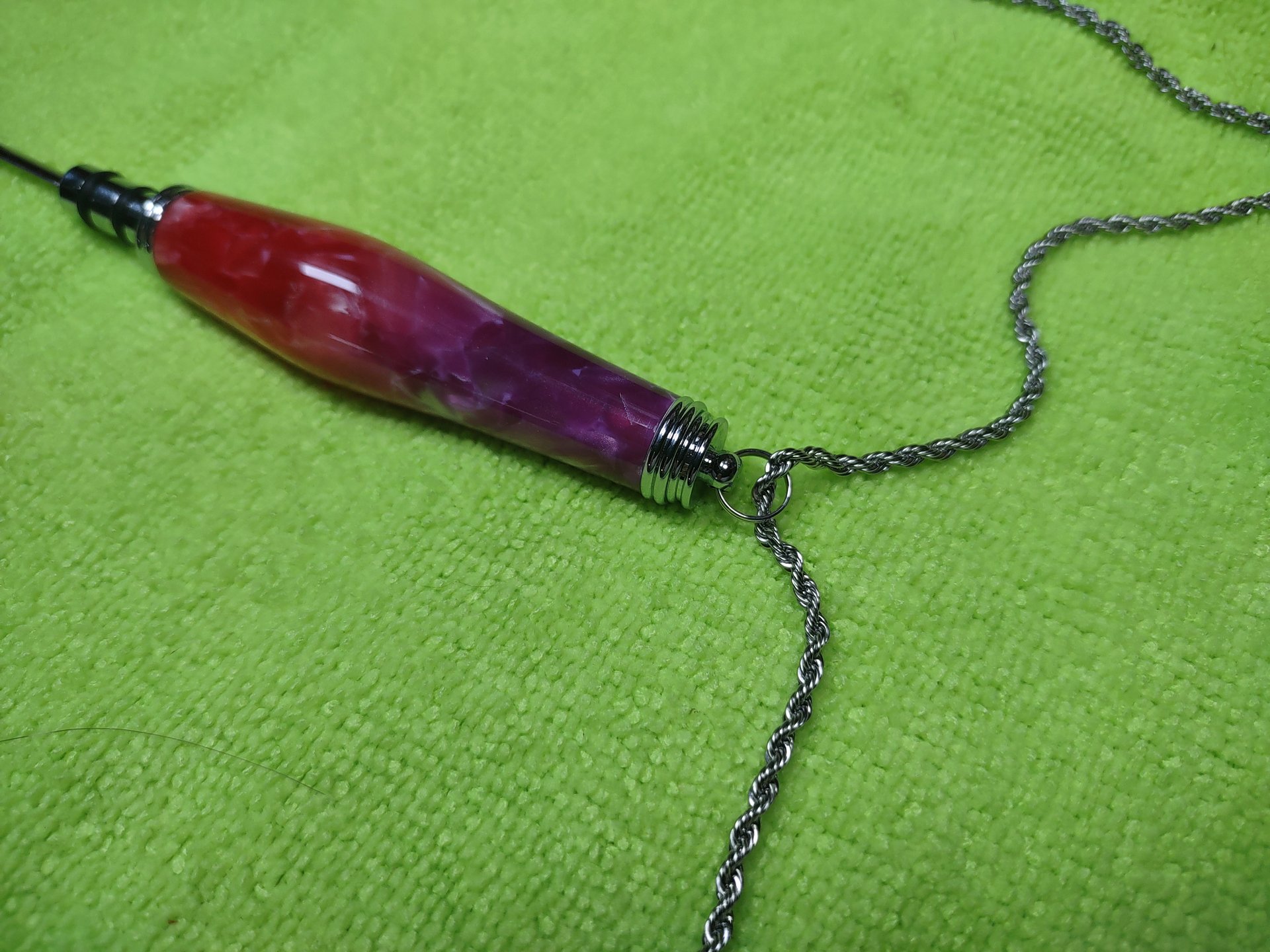 Ready to Rip: Magnetic Necklace Seam Ripper in Pink–Purple Gradient product image (6)