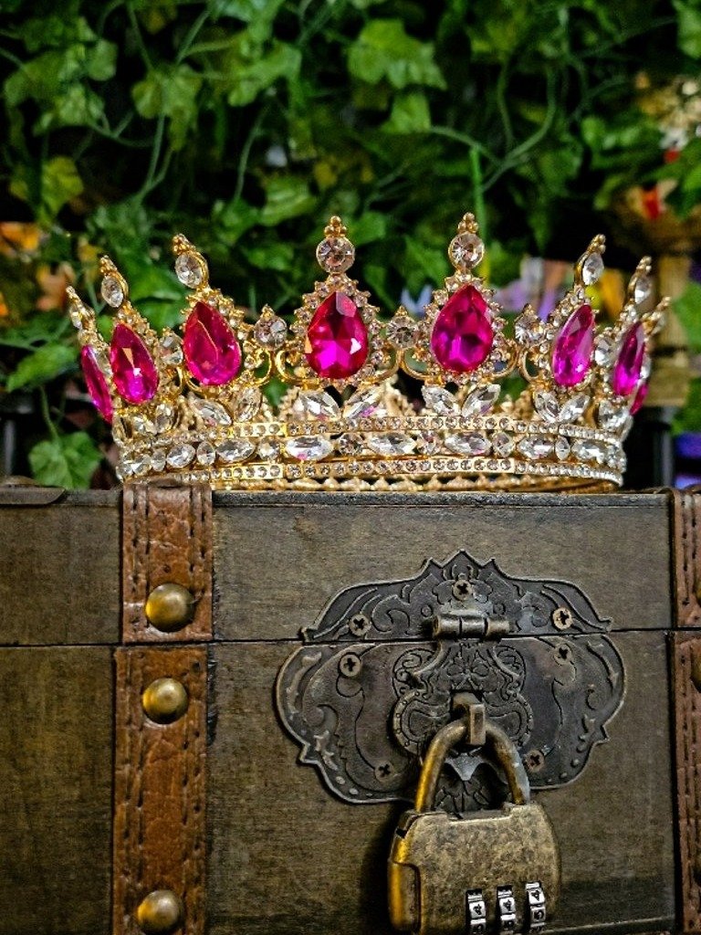 The Armored Kingdom Deep Rosethorn Pink Crown (Gold) product image (5)