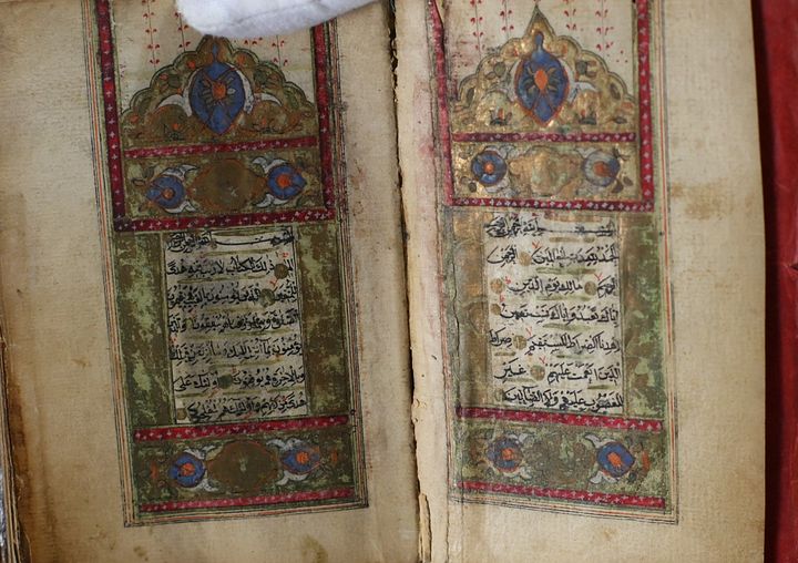 مصحف مخطوط بخط اليد كامل يقدر انه يعود لنهاية القرن الثامن العشر product image (1)