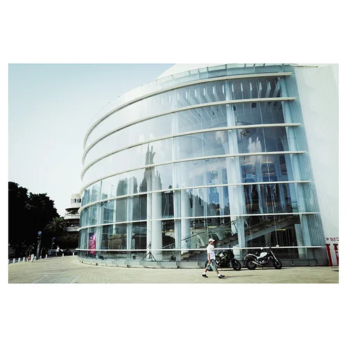 The sun was very strong, and I didn’t have an ND filter for the close window reflections I wanted, so I took a few steps back...