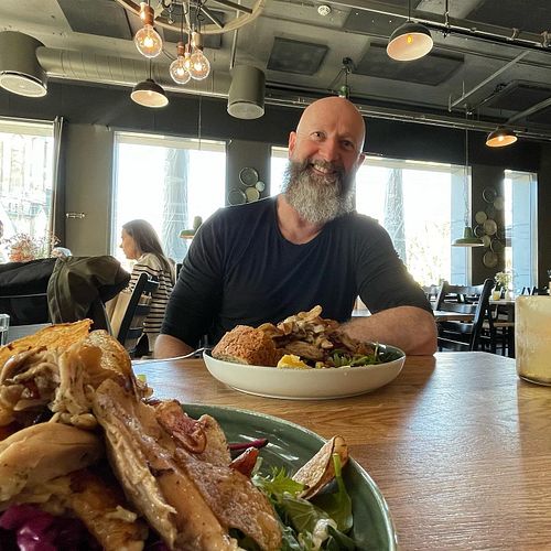A meal and a smile with host extraordinaire Richard Haye at my favorite restaurant in Kristiansand. 

#bjjseminars #norwaybjj...