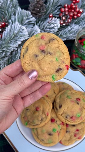 Christmas M&M Cookies are sure to be a crowd pleaser and they look so cute on a cookie plate! 🎄🍪 @mmschocolate #christmascook...