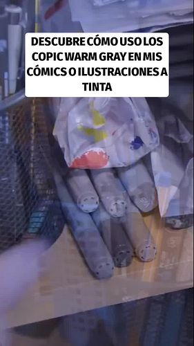 Hoy os quiero hablar sobre los rotuladores COPIC grises cálidos, que utilizo mucho cuando trabajo los grises en mis páginas d...