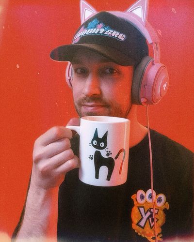 ᴋɪᴋɪ, ʟᴏᴏᴋ ɪᴛ’ꜱ ᴍᴇ! 🐱 @hottopic 

#sponsoredbyHT #HTFxJuneMustHaves