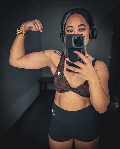 Flex Friday 😈🖤 Let the gains speak louder than words. 

Tag me in your Flex Friday story 😚

#workoutmotivation #gymprogress #...