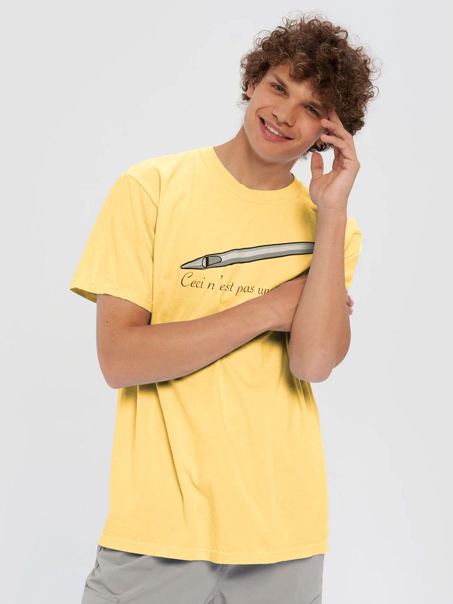 Ceci pas une pipe comfy tee product image (15)