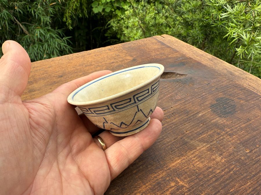 🎎 Hand-Painted Guinomi Sake Cup with Foot Chips – Showa Era – Japan Antique Roadshow product image (8)