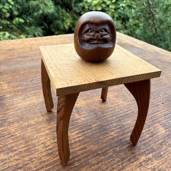 🎎 Vintage Japanese Wooden Daruma Carving with Miniature Display Table – Japan Antique Roadshow product image (1)