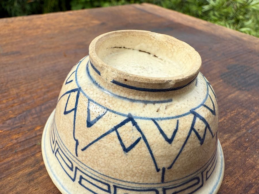 🎎 Hand-Painted Guinomi Sake Cup with Foot Chips – Showa Era – Japan Antique Roadshow product image (6)