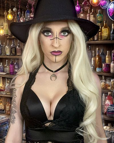I put a spell on you, and now you’re mine! 🎶  Happy Halloween everyone!!! 🎃

#witch #witchmakeup #spicywitch #halloweenmakeup...