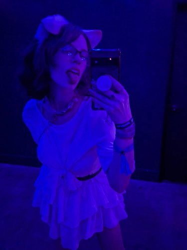 These were the best photos I could get at the @streamelementsofficial party 🐾🩷 The low lighting was perfect for shaking tail,...