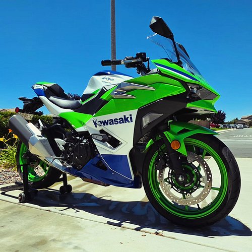 All prettied up and no where to go! Thank you @coolangel7 for helping me wash the bike. Thinking of naming it but not sure wh...