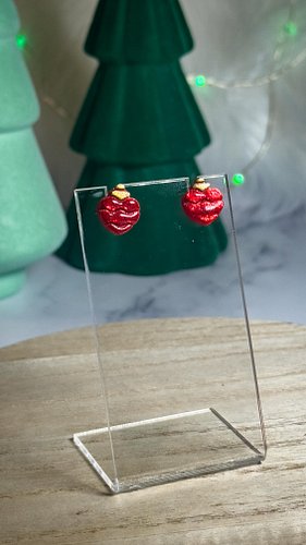 Trying not to make a mess with glitter and I think I succeeded lol also made green ones and silver ones! Different style orna...