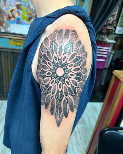 Cool little geo piece from last night #tattoo #geometric #dotwork #sacredgeometry @finalsintattoo