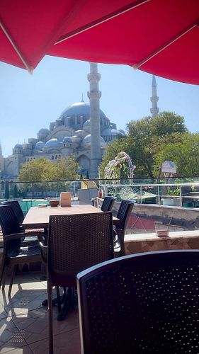 Lunch next to Süleymaniye Mosque today. Incredible day to stroll the streets of Istanbul.