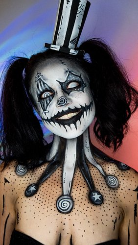 🔪Stabby stabby, see!! Everything’s ok! 👀🤣

👀 @colouredcontacts 🎃 Chain in Profile 💋

#halloween #twitchstreamer #mehronmakeup...