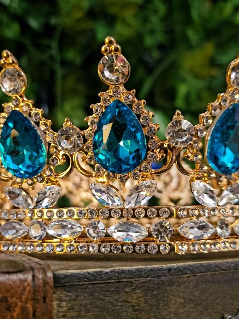 The Armored Kingdom Vivid Skyborn Blue Sovereign Crown (Gold) product image (2)