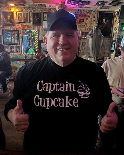 Halloween this afternoon at Hogs & Heifers.  Captain Cupcake 🧁 in the house! 😎👍🏽