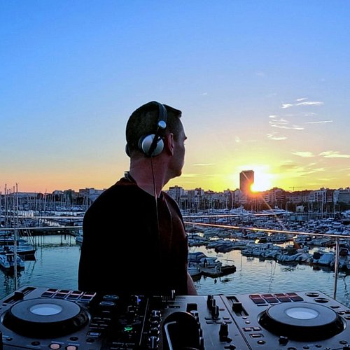 El próximo miércoles 4 a las 19:00h. y el domingo día 8 de junio, a las 20:00h., volveré a estar en la rooftop de @betonbrut....