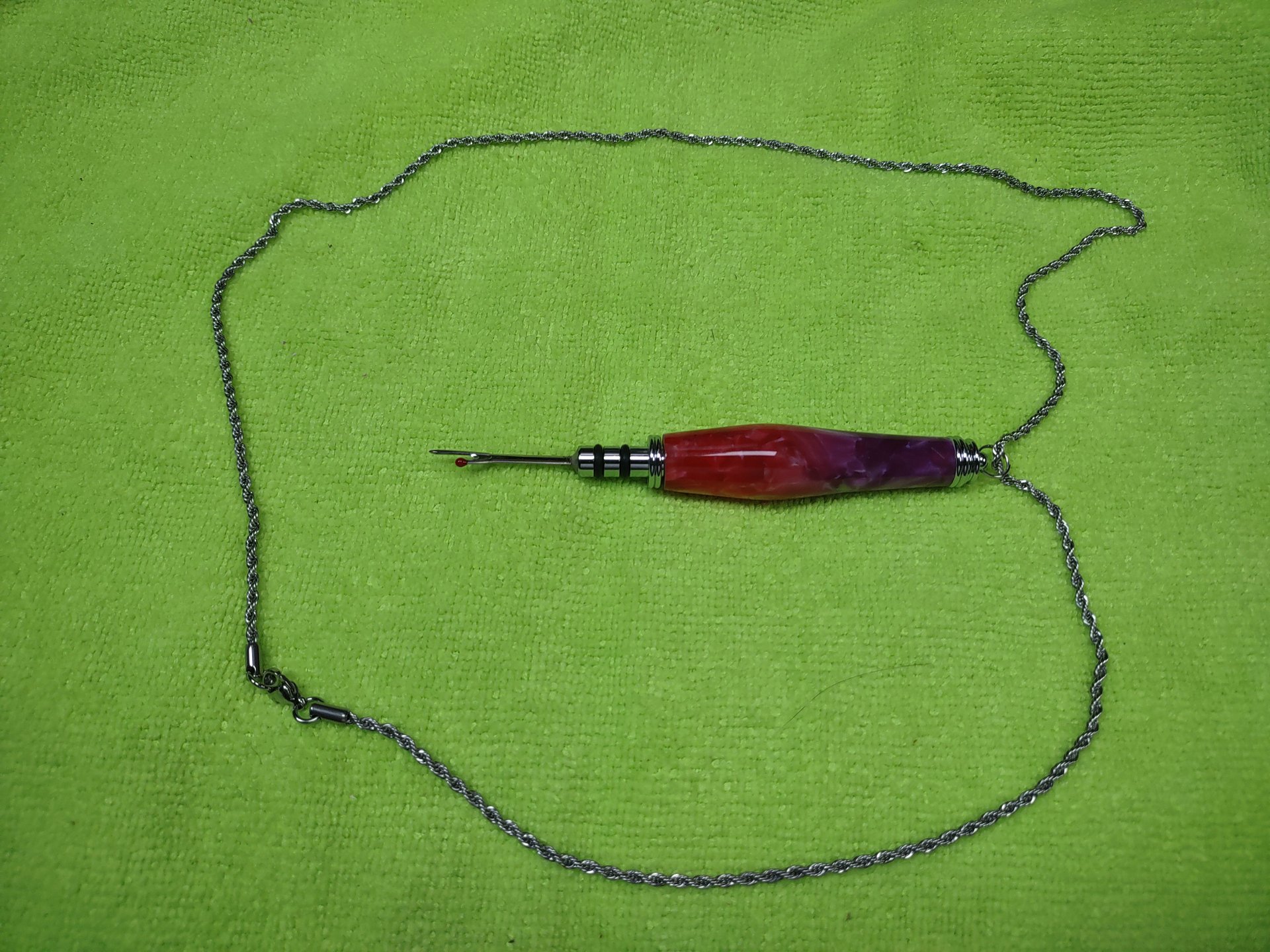 Ready to Rip: Magnetic Necklace Seam Ripper in Pink–Purple Gradient product image (2)