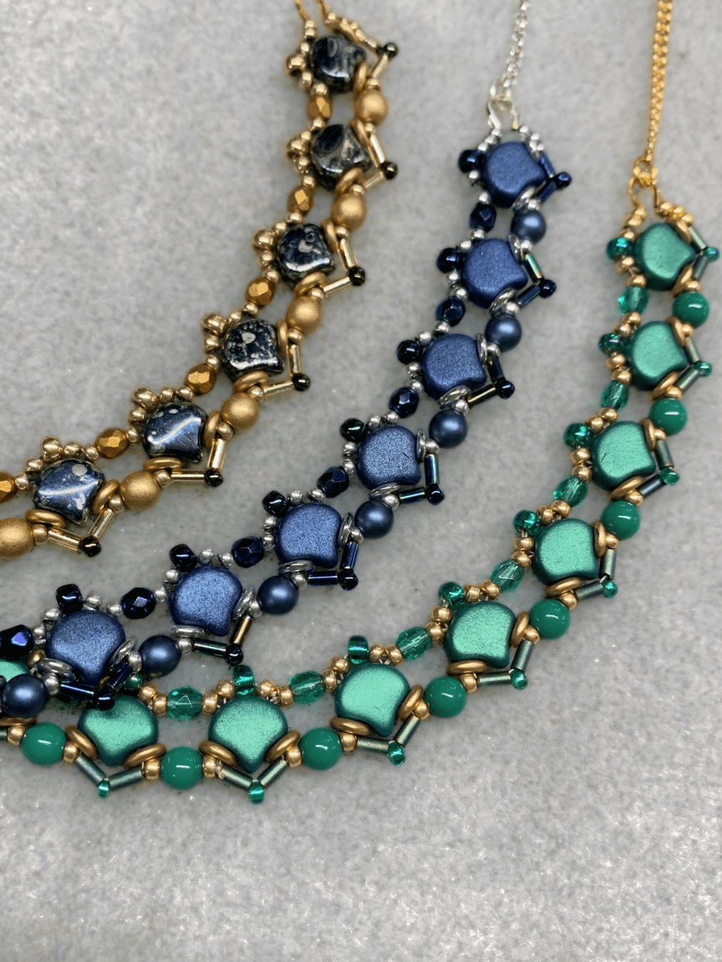 Queen’s Trellis Necklace - Gold, black product image (3)