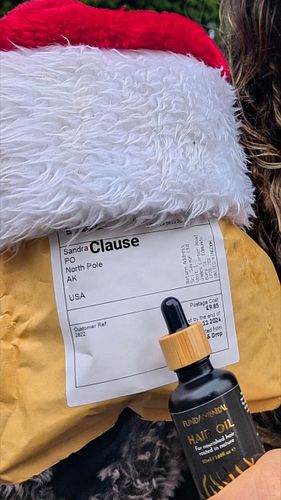 This is a first, sending hair oil to the NORTH POLE ❄️🧑‍🎄
It feels like Sandra is in disguise, and we're actually sending Fun...