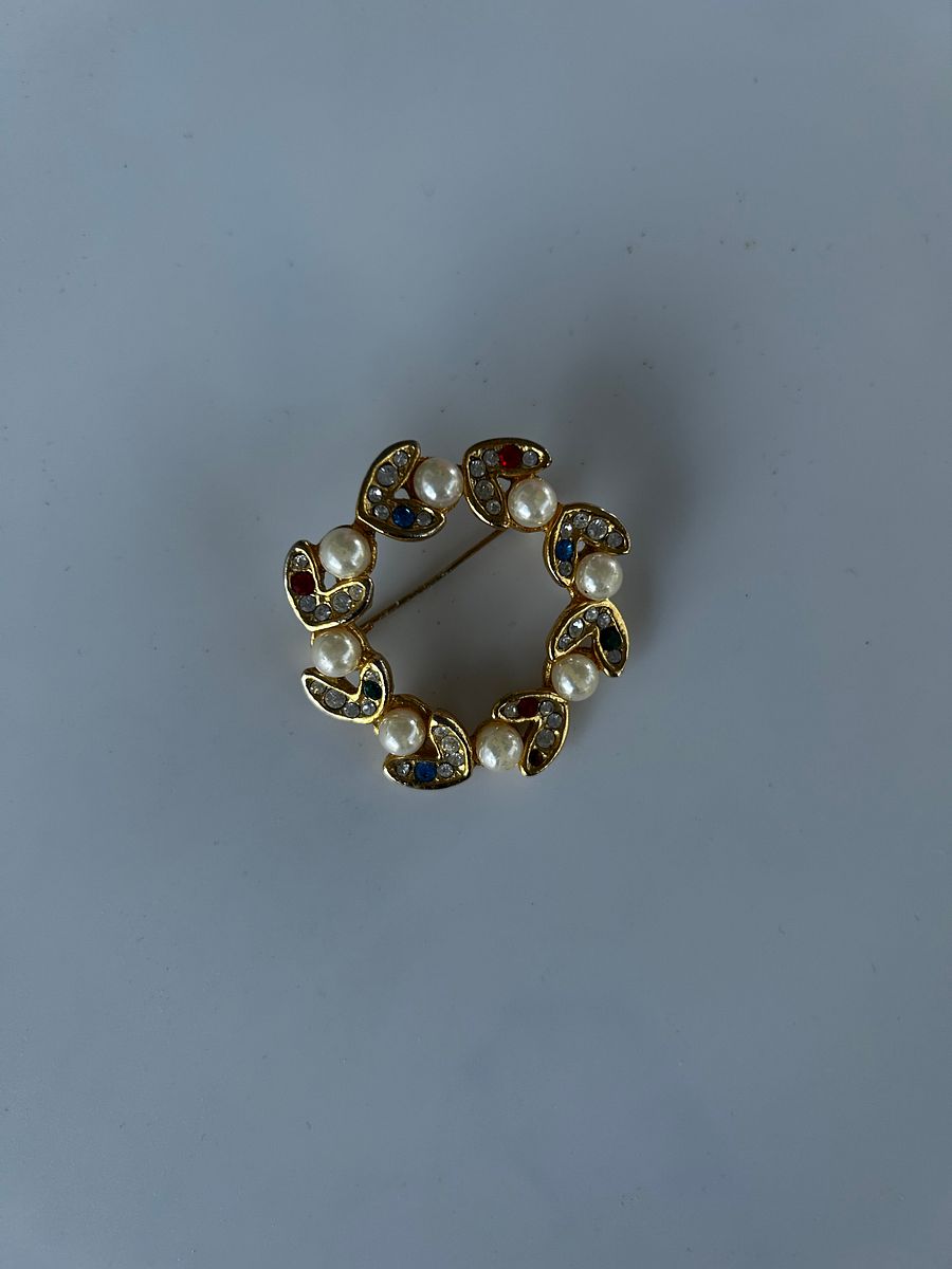 Vintage Gold Tone Open Circle Colorful Rhinestones Faux Pearls Brooch product image (3)