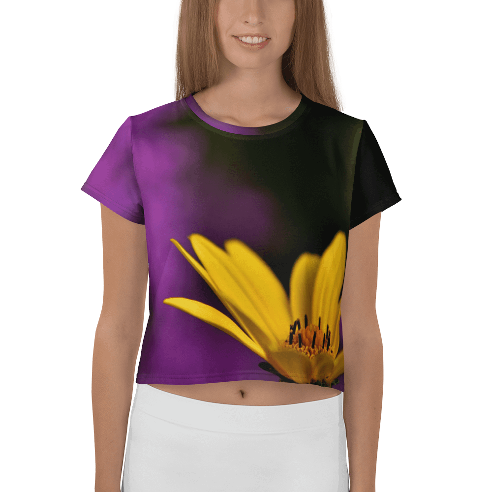 Crop-Top - Leuchtend gelbe Blüte mit violettem Hintergrund product image (1)