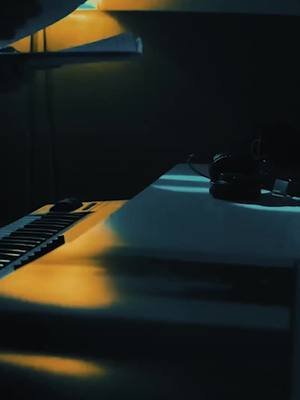 T R Ä U M E · D R A M A · D R U M S Der Trailer zur neuen Single ist jetzt da. Das offizielle Musikvideo erscheint morgen, 27.11.2025 um 21:00 Uhr auf YouTube → youtube.com/@chakuza Und das gleichnamige Album „Träume Drama Drums“ erscheint am 28.11.2025. Der Sound. Das Gefühl. Die Geschichte. Dies ist erst der Anfang. 🎬 Video Credits: Regie: Kollapzfilms Schnitt: Kollapzfilms & Mehralsmusik Produktion: Mehralsmusik 🔥 Trailer jetzt ansehen. 💿 Album morgen vormerken. #TräumeDramaDrums #Chakuza #Kollapzfilms #Mehralsmusik #Musikvideo #Trailer #AlbumRelease