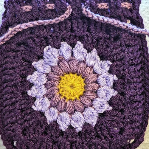 I got obsessed with sunburst 🌸 granny squares for a while and made this cute little pouch as a gift for a friend. 💜 I even ad...