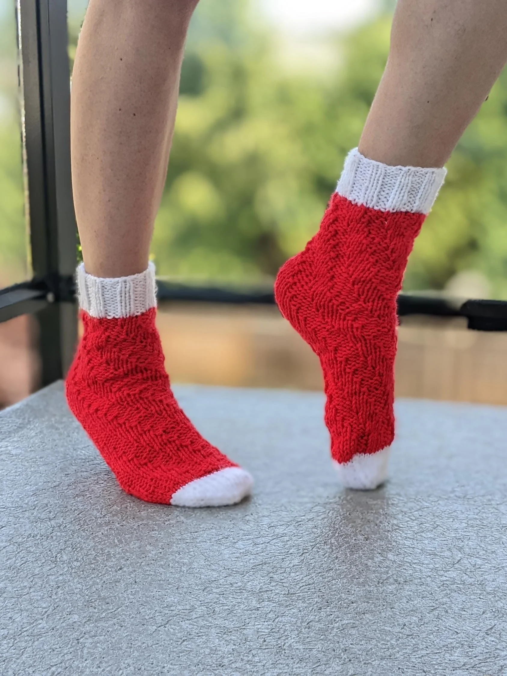 Knit Spiral No-Heel Santa Socks Pattern product image (10)