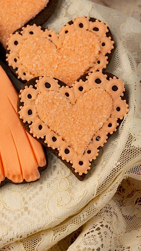 Pretty peach heart cookies decorated with royal icing and sparkling sugar ✨ This heart shape is from @annclarkcookiecutters 
...