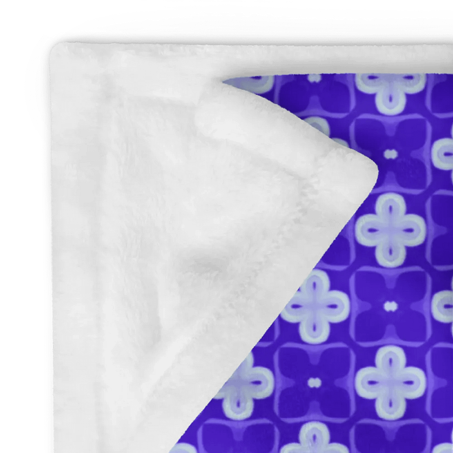 Purple & White Seamless Patterned Throw Blanket product image (12)