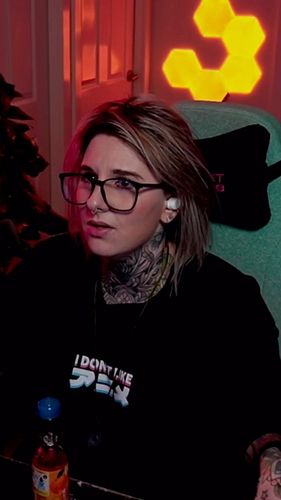 Help me learn this song in the comments 😂 
.
.
.
#funny #streamer #funnystreamer #twitch #twitchstreamer #twoootles #haha #lo...