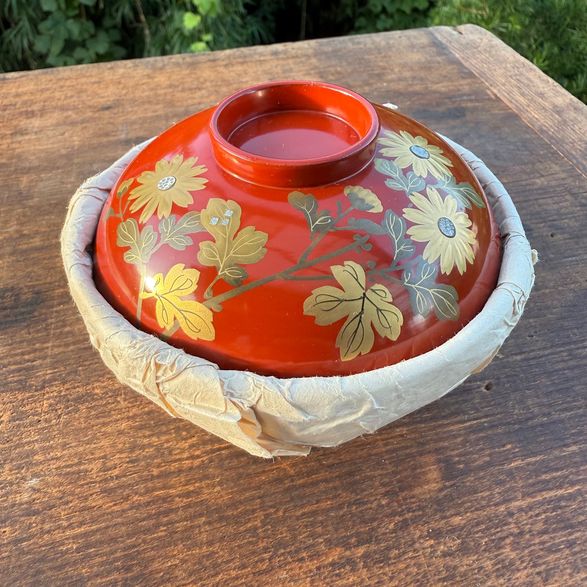 🎎 Japanese Lacquered Owan Bowl with Stylized Floral Motif – Japan Antique Roadshow product image (9)