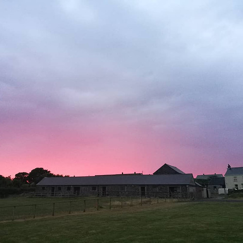 Beautiful colours in the sky last night @WoodyKilnCL 🌄 #fulltimetouring