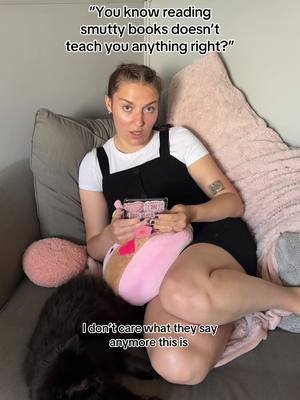 Booktok girlies got my back right?🤭🤍 #booktok #kindlegirlie #books #hobbies #darkromancebooks 
