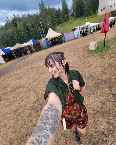 Scroll to see me shoot a bow -> 
I had so much fun at the ren faire ✨️🍂 I forgot to take pictures of my first outfit but this...
