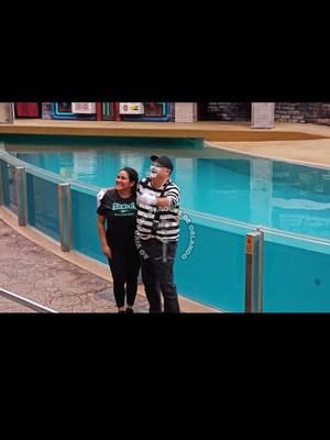 Tom the mime stares at a woman's hand on his belly 😂🤣 (SeaWorld Orlando)#tomthemime #tom #seaworldorlando #tomseaworldmime