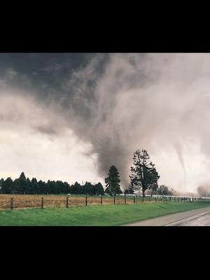 Real life Twister movie scene wirh a multiple vortex #tornado in Harlan #Iowa on 4-26