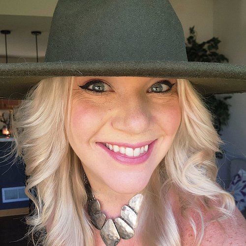 Happy Thursday! I could not be any more obsessed with this hat, tragic my headset won't fit under it! 🤣🧭

#streamer #contentc...